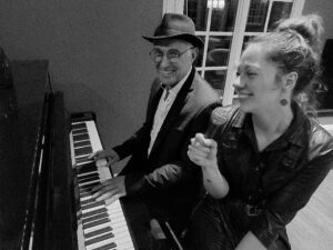 Photo de camille et denis duo jazz en normandie Photo de Camille au chant et Denis au piano lors d'un cocktail